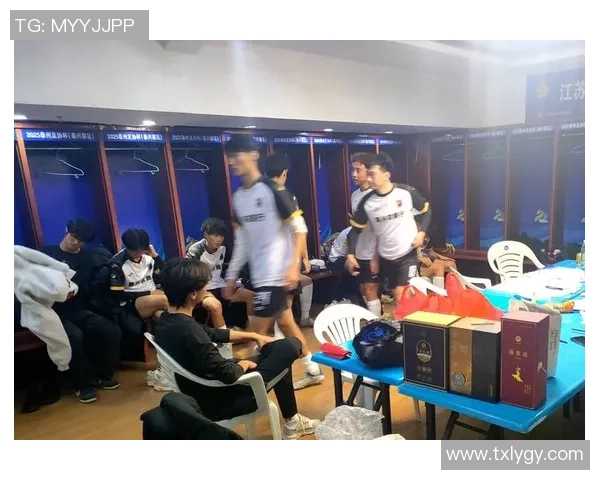 足球巨星激情对决扑克牌赛场 谁能笑到最后点燃竞技火花